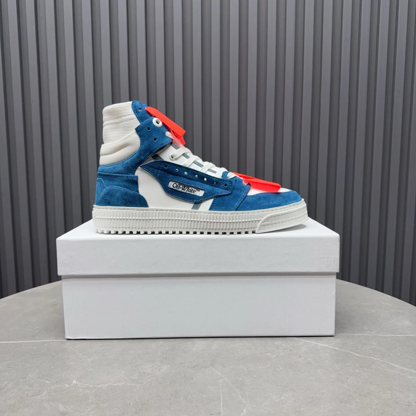 Men's shoes💰740 OFF WHITE ⚡️Couple style⚡️The latest spring style street casual shoes, released with the highest quality version on the market👊Series original mold opening, original lasting, production technology 1:1 original version➰🔜The best choice for more and more celebrities and Internet celebrities🔸In the classics Changes in the code🔸Innovate in the trend🔸Strive to break away from the shackles of bad street design🔝Although he is not the originator of fashion design, he is definitely a shining dark horse in avant-garde design🐴🆙Do not follow the trend🔅Not universal beauty🔅 Fabric💯First-layer cowhide Lining💯Imported skin-friendly and environmentally friendly polyester mesh Foot pads💯Original molded high-elastic environmentally friendly molding pads Midsole💯Made with original last-last technology Outsole💯Rubber outsole Packaging💯Official website synchronizes full set of packaging (brand wrapping paper, brand certificate, brand cloth bag) Code numbers 35-44, 45 46 Customized